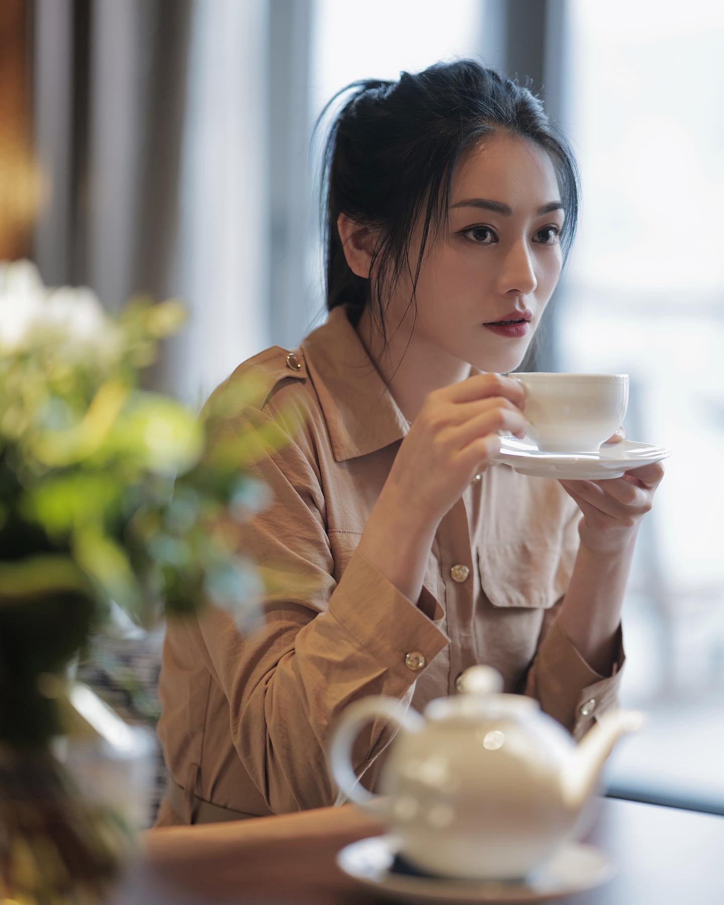 關嘉敏曾為「過檔」TVB飽受負評，一度陷入低潮。