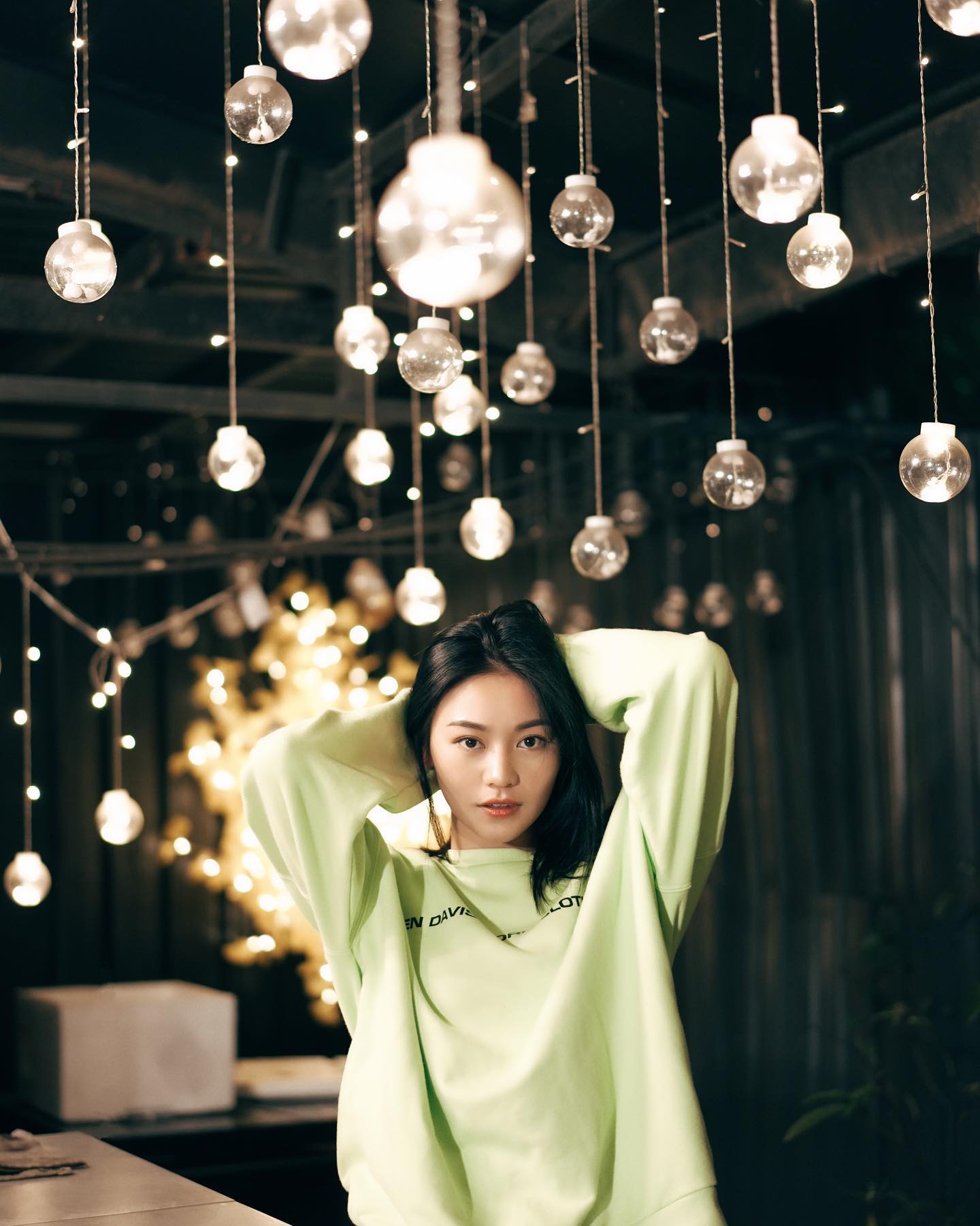 正因為曾陷入低潮，關嘉敏變得更堅強，現在學會看淡負評，更專注在工作上。