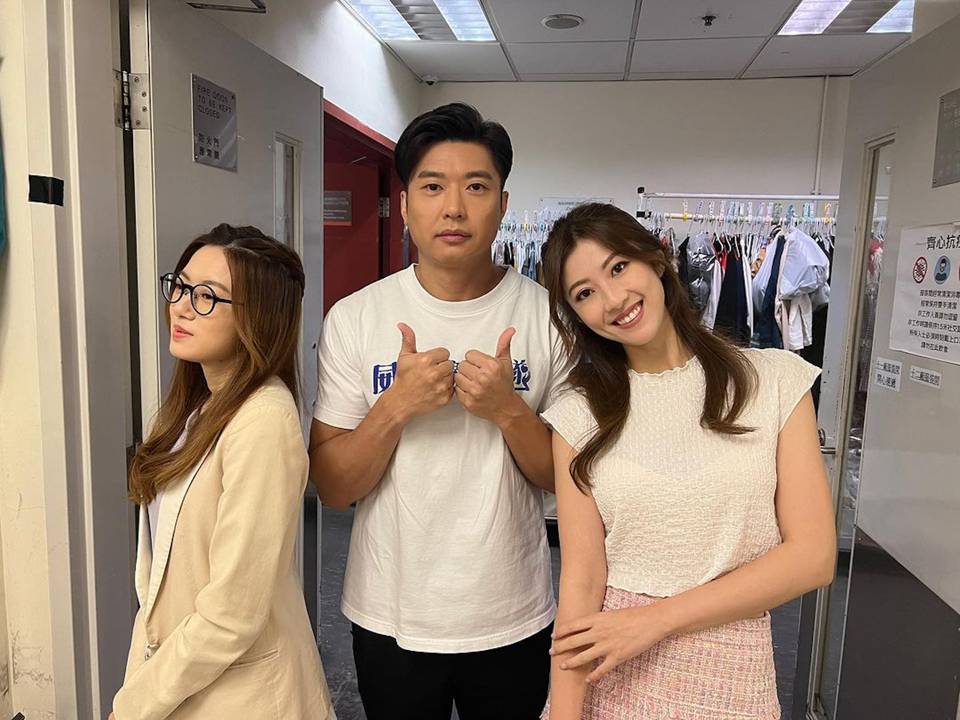 謝芷倫與張盈悅和李偉健一齊合照。