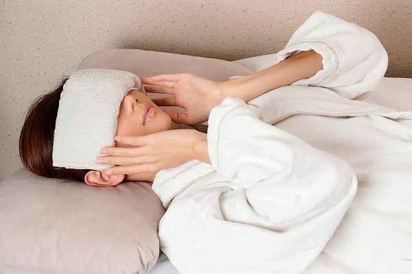 用熱毛巾在臉部熱敷3分鐘。