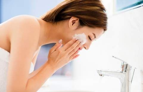 如何用卸妝膏潔面。