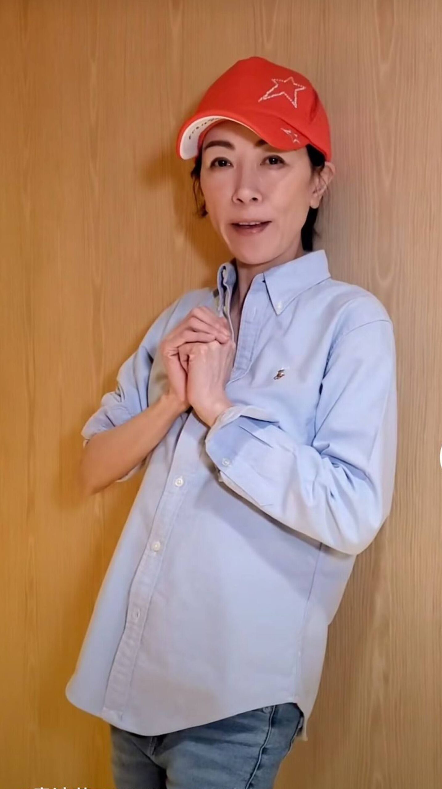 雖然袁潔瑩身穿襯衫,雖然密實,但仍看得出面頰凹陷,非常消瘦。