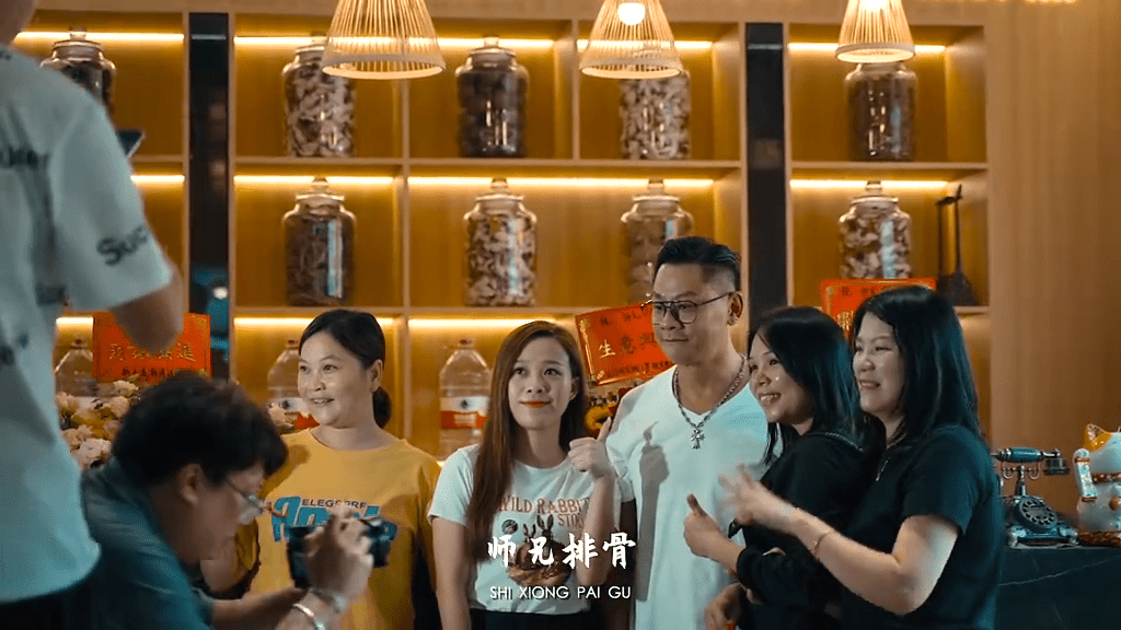 林敬剛親自做生招牌，有求必應同客人朋友影相。