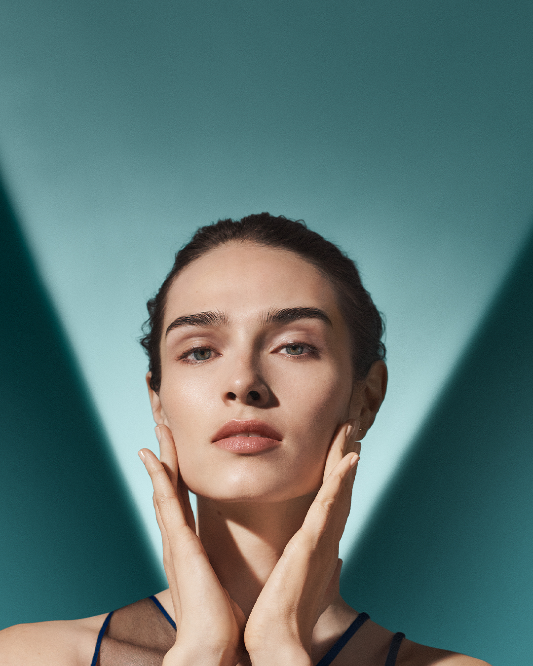 配合 V 面塑顏按摩手法，從下巴由下而上輕輕提拉按摩，有助重塑「V形」輪廓。