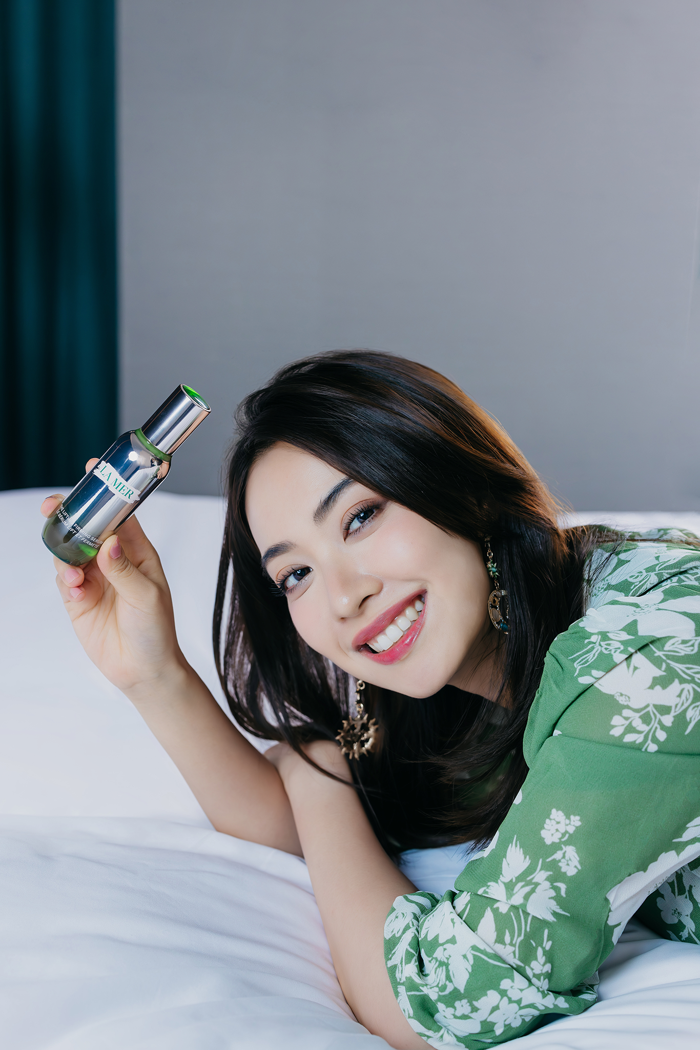 朱千雪大讚用了全新提升緊緻精華 1 星期，肌膚顯著年輕回彈，輪廓更立體之外，肌膚得到更深層的休息。