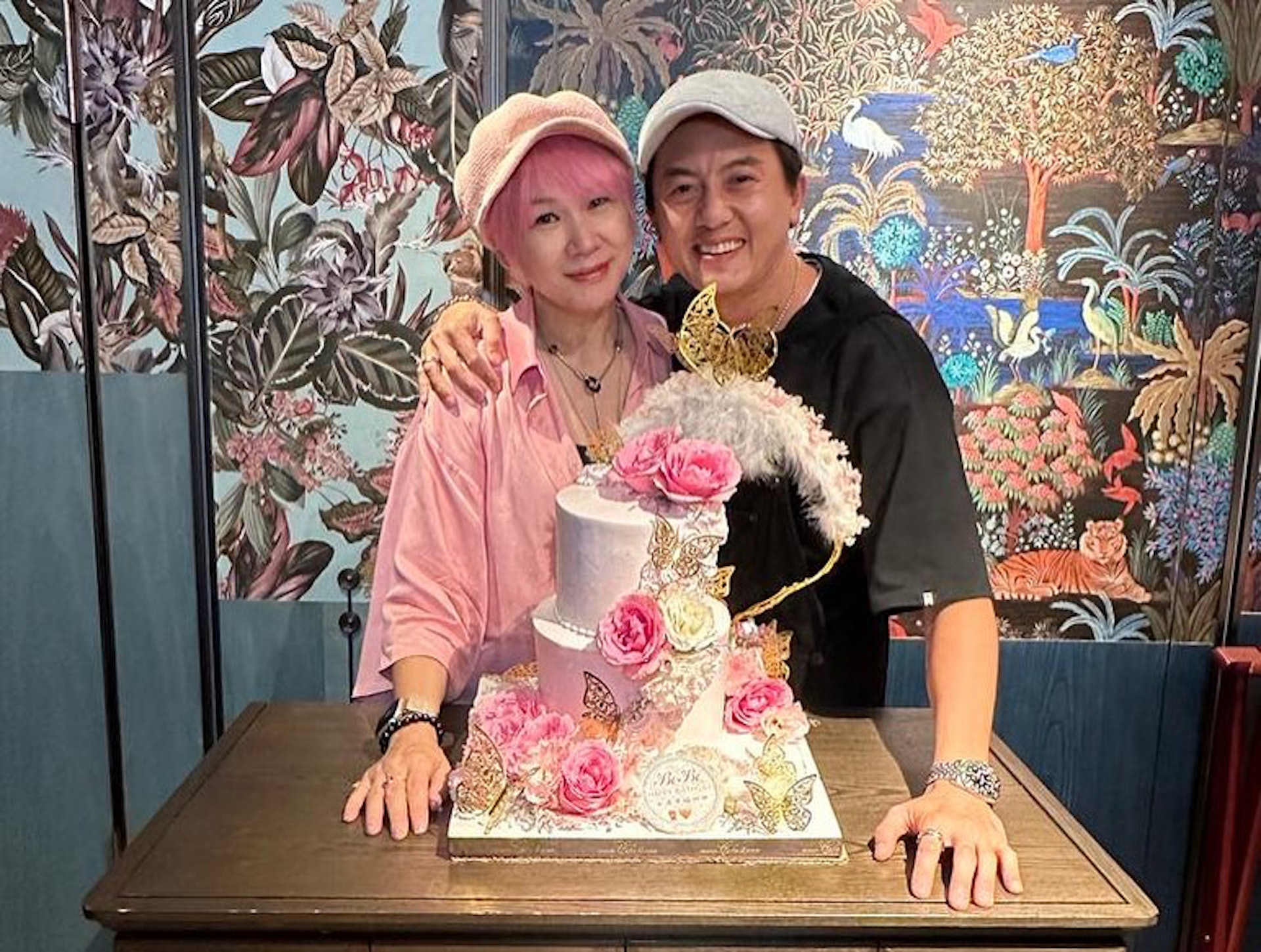 一頭粉紅髮色的崔嘉寶仿似吃了防腐劑一樣，相當年輕。