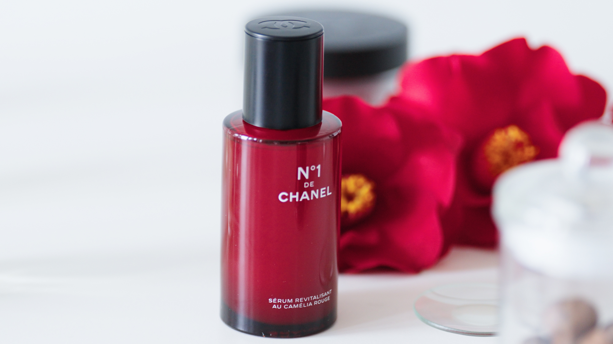  CHANEL一號紅山茶花精華液誕生後，為美麗寫下新定義！真正的美麗，並不是完美無瑕，而是自然健康真我。 