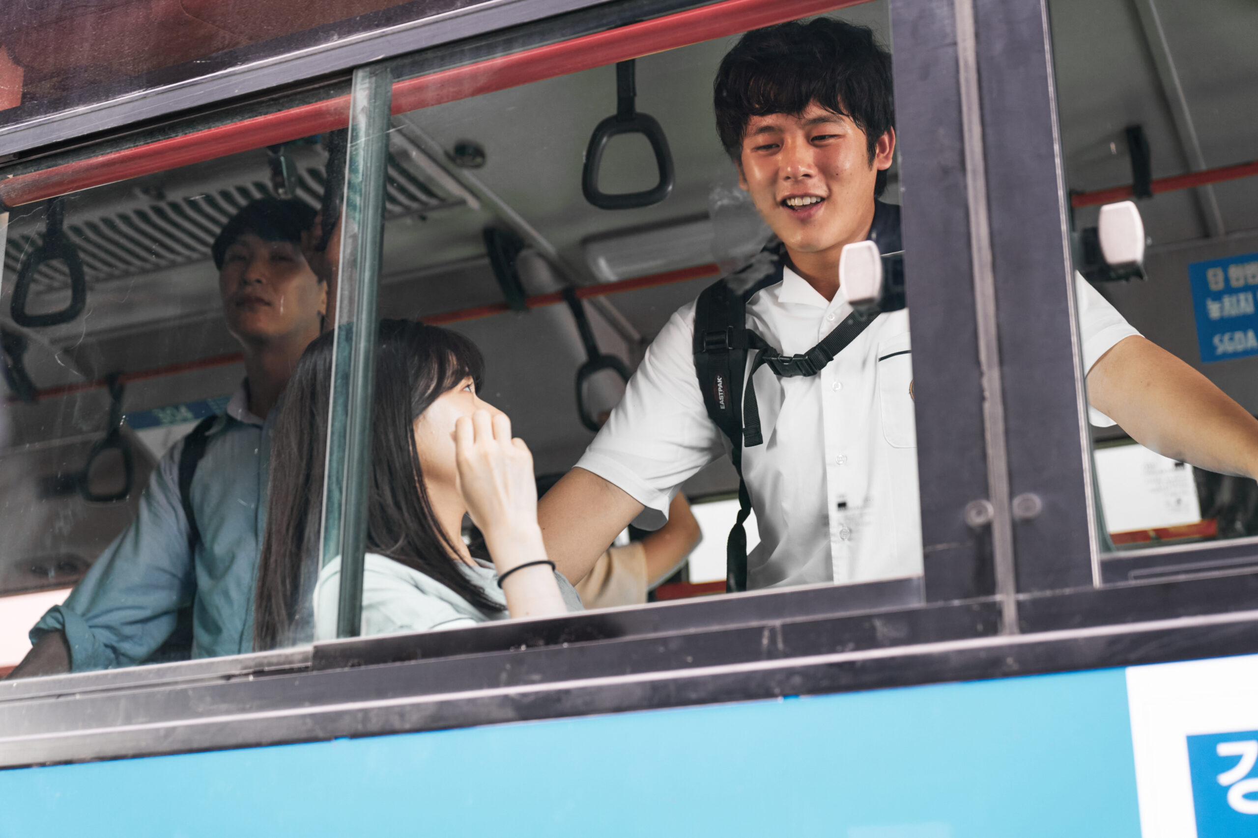 金奉皙（李正河飾）和張喜秀（高允貞飾）兩小無猜的關係也是《Moving超異能族》的亮點之一。