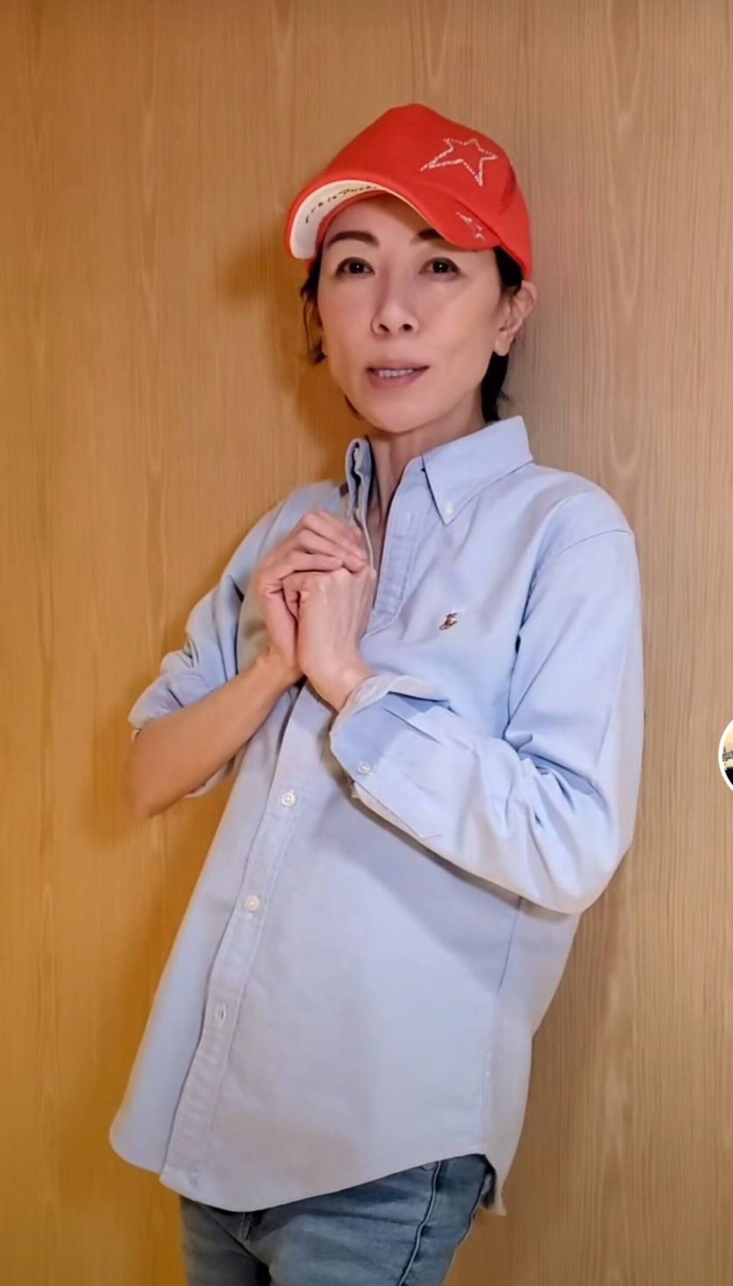 袁潔瑩激罕露面,拍片與網民打招呼,但仍看得出她的面頰凹陷,非常消瘦。