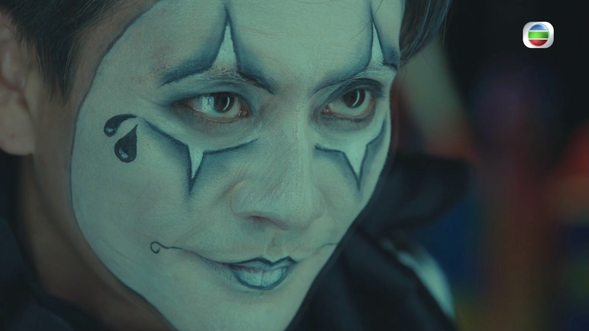 黃宗澤飾演的余星柏畫上小丑妝被指「黑化」留伏線。