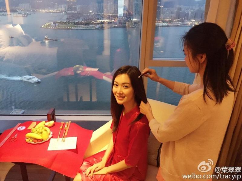 大多數新人都喜歡在海景襯托下出門。