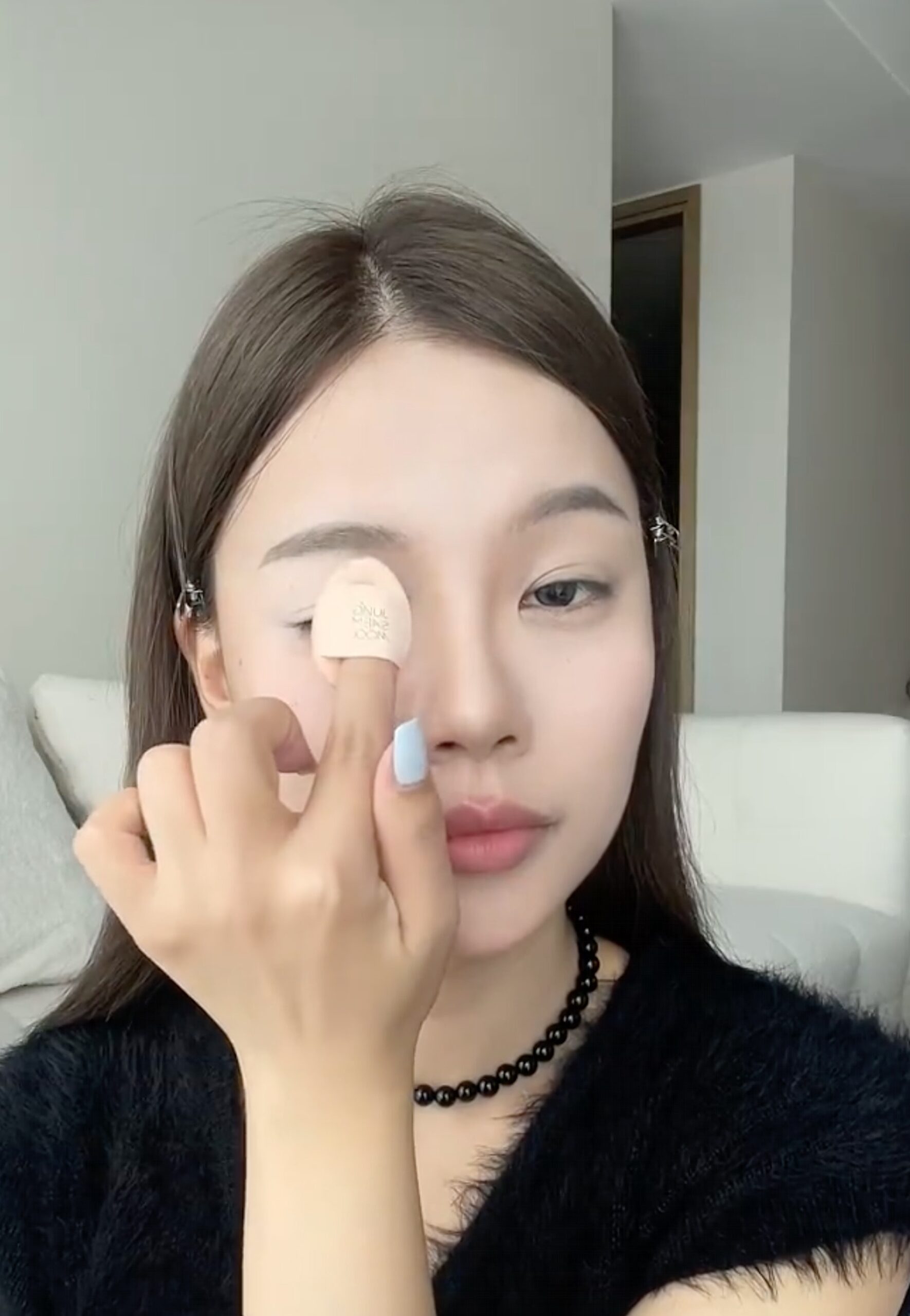 乾淨的眼妝，首先要打造一個乾淨的底妝。