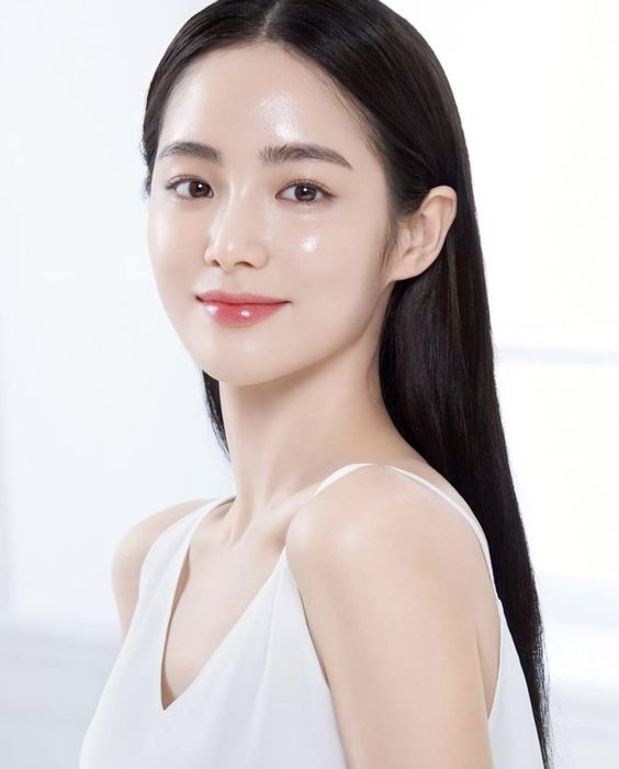 輕薄的底妝，使皮膚呈現自然而健康的光澤。