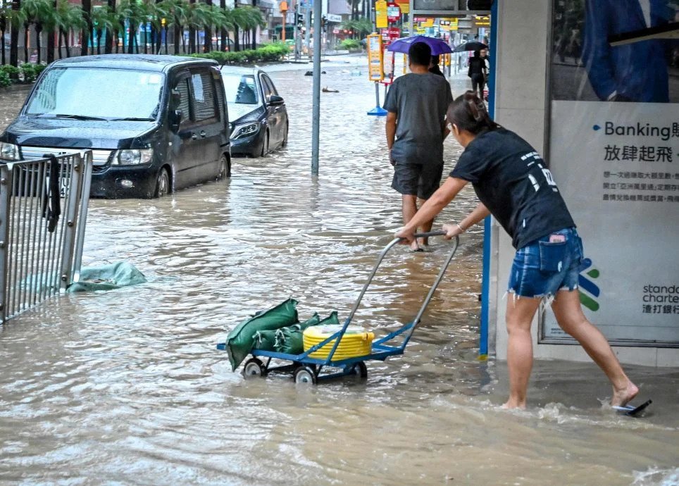 汽車如果因停車場嚴重水浸損毀，或是在馬路間被淹沒，只要有購買汽車全保，能獲得賠償。