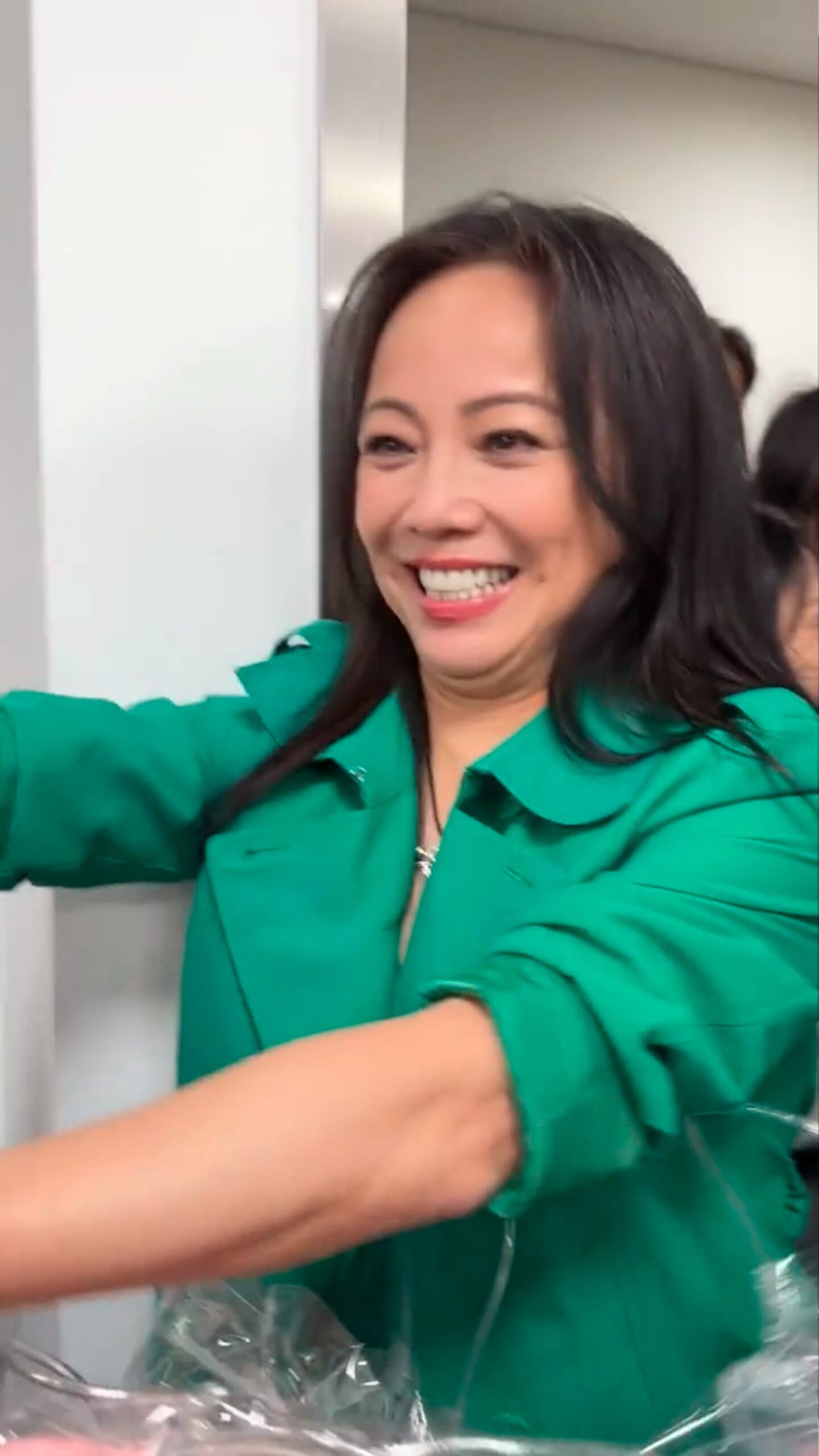 鄧萃雯在零濾鏡之下魚尾紋及雙下巴明顯,身形亦較為圓潤。