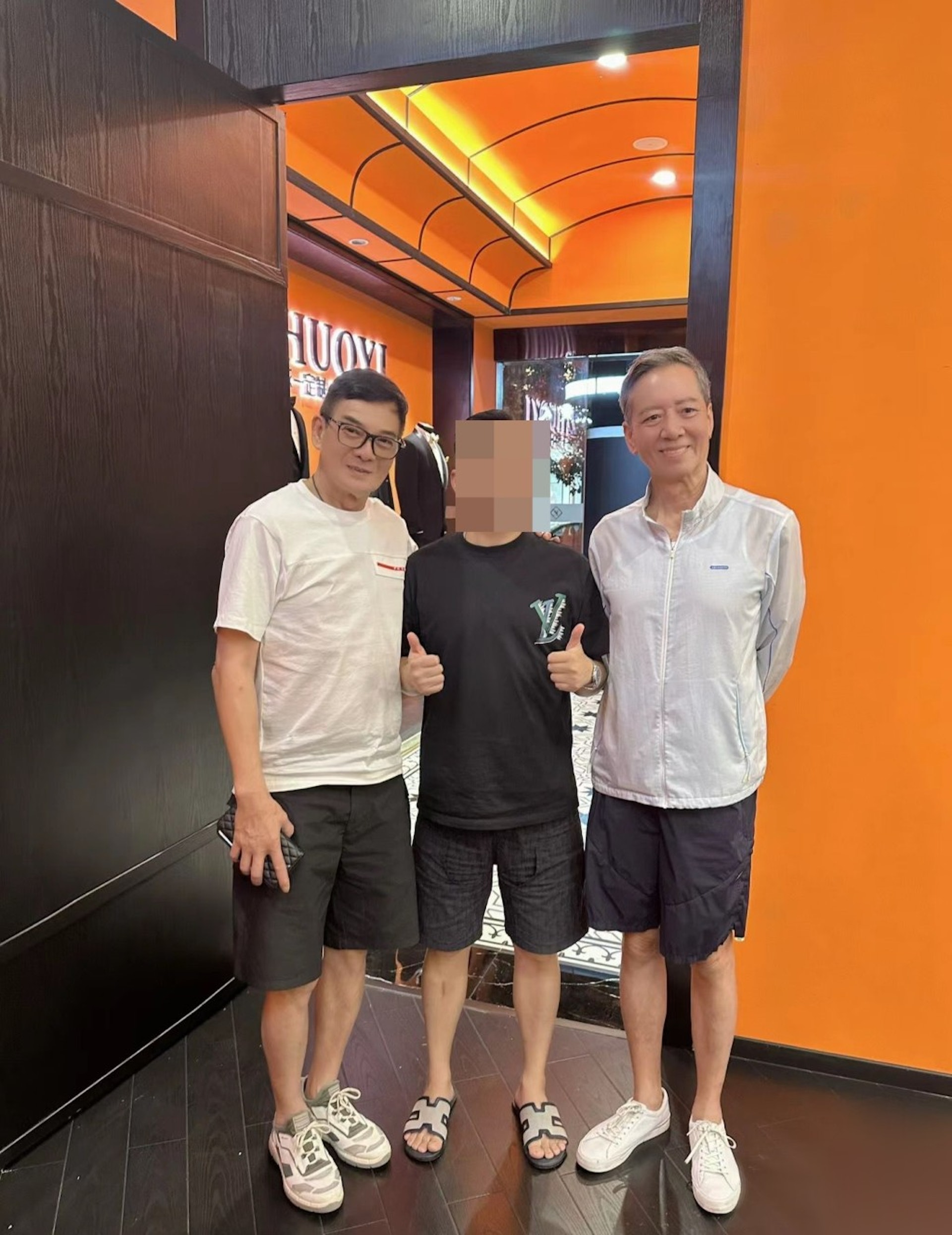 駱應鈞的兩條小腿甚幼,明顯比以前消瘦不少,但幸好精神狀態尚算不錯。