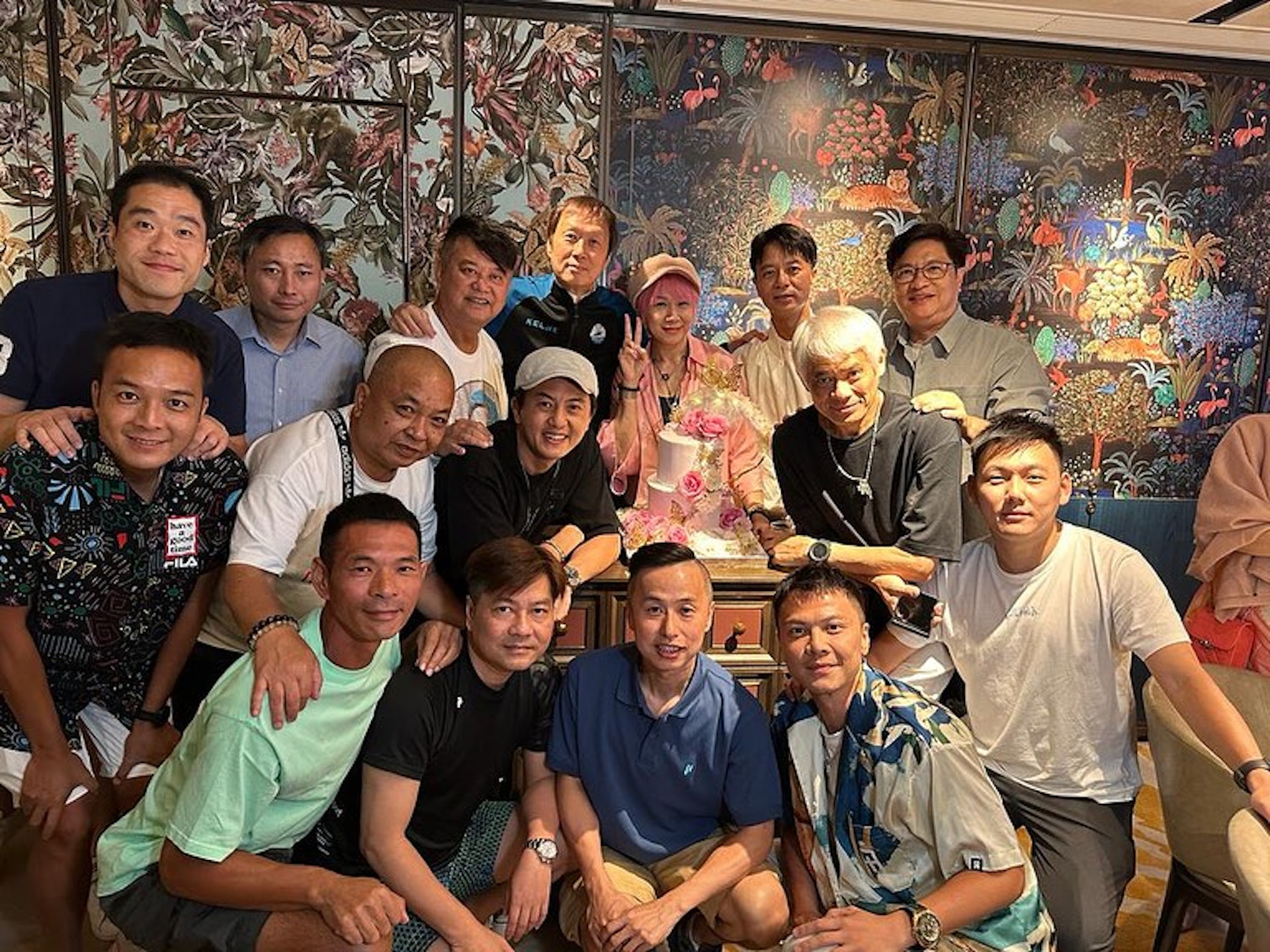 崔嘉寶最近與一眾明星足球隊隊員包括陳百祥、李克勤等人食飯。