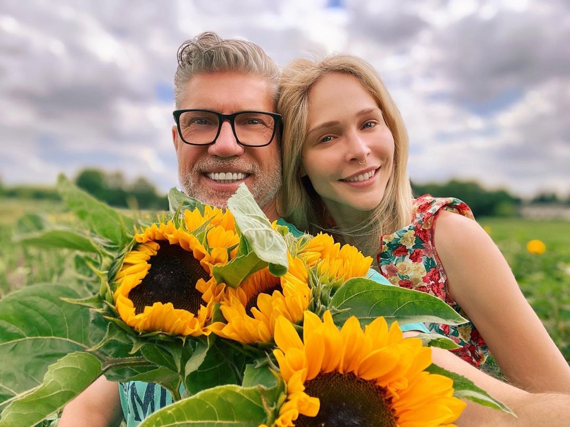 德模與老公最終離婚。