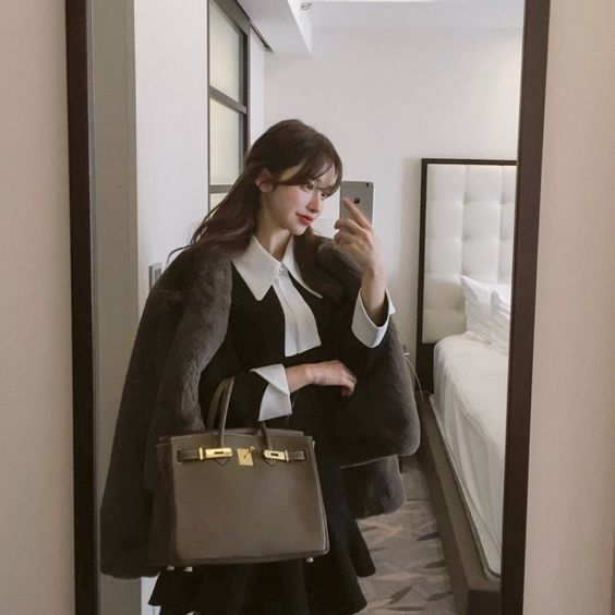 隱性公主病的人傾向於追求名牌產品,奢侈品配飾等,並對自己的外表和穿著有高要求。