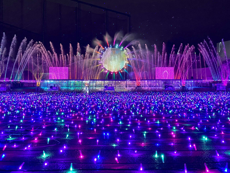 2023加入的新色「地球藍（Earth Blue）」的燈飾，打造彷彿閃耀的大海般視覺效果。 