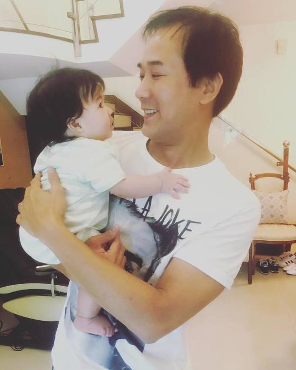 盧慶輝已結婚並育有一子。