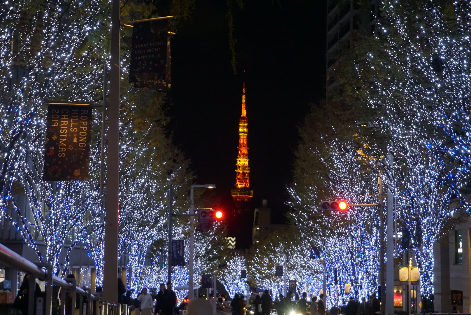 全場約400米街道上將點綴上約80萬盞雪白與冰藍的LED燈飾，彷彿形成兩排的銀河