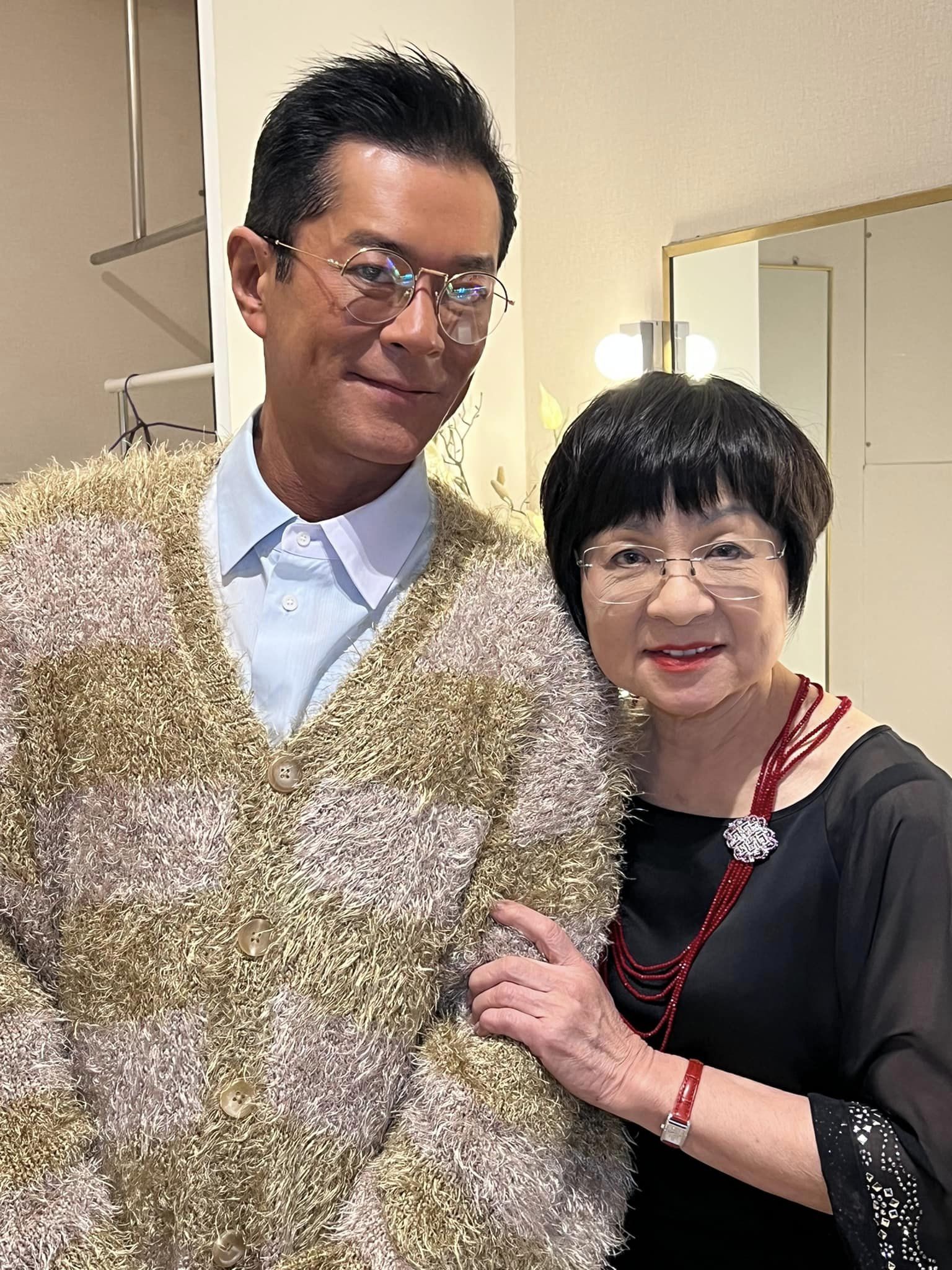 古天樂與媽媽合照