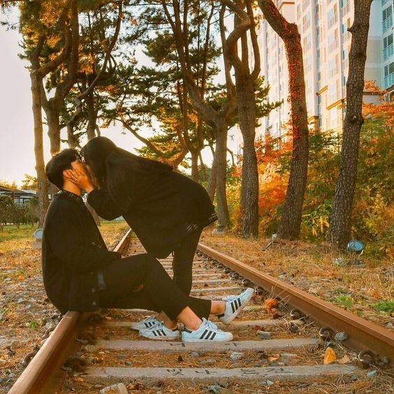 天蠍座和巨蟹座都具有強烈的情感和直覺能力，他們能夠深入了解彼此的內心世界。