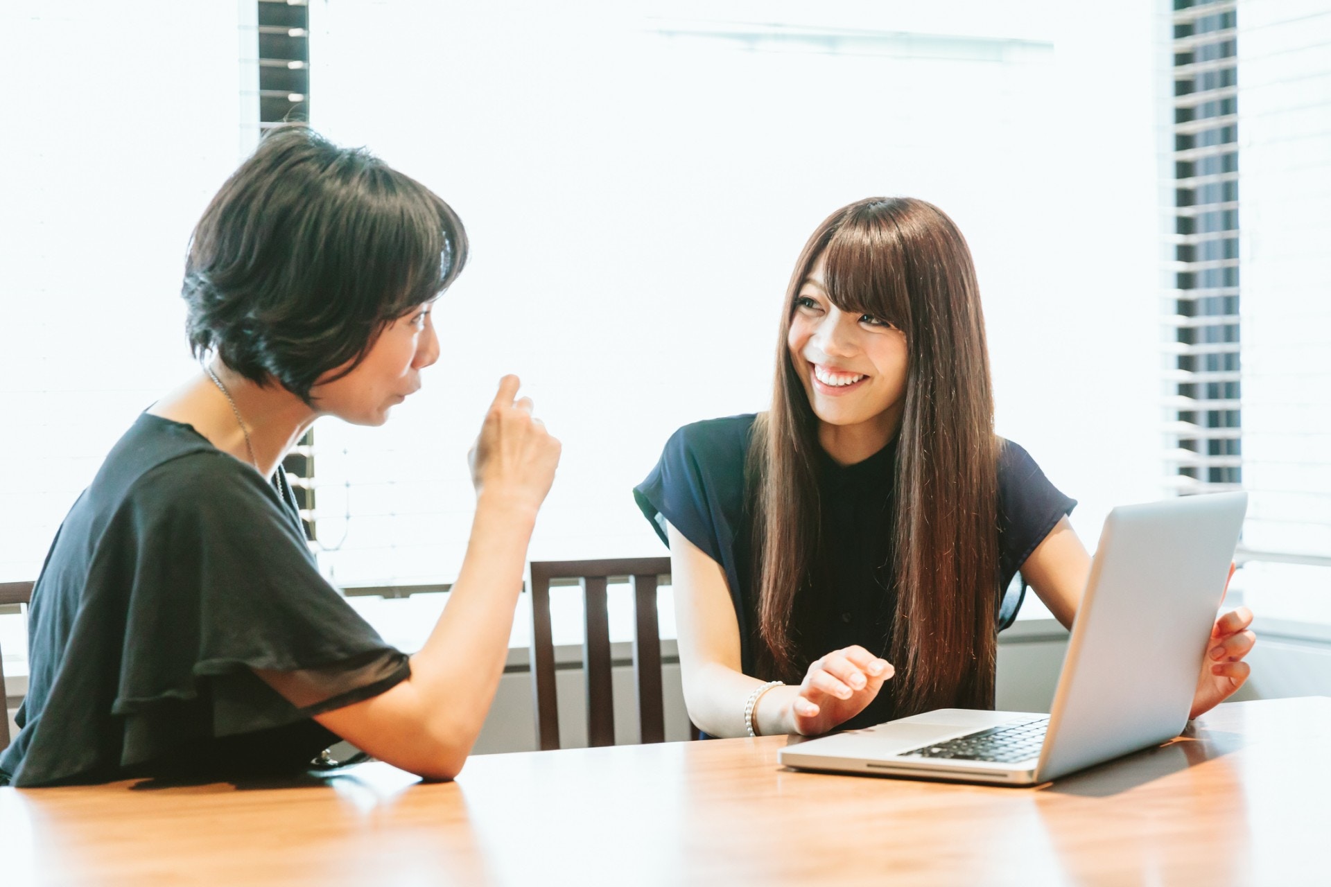 不要過度謙卑，保持平衡的姿態。