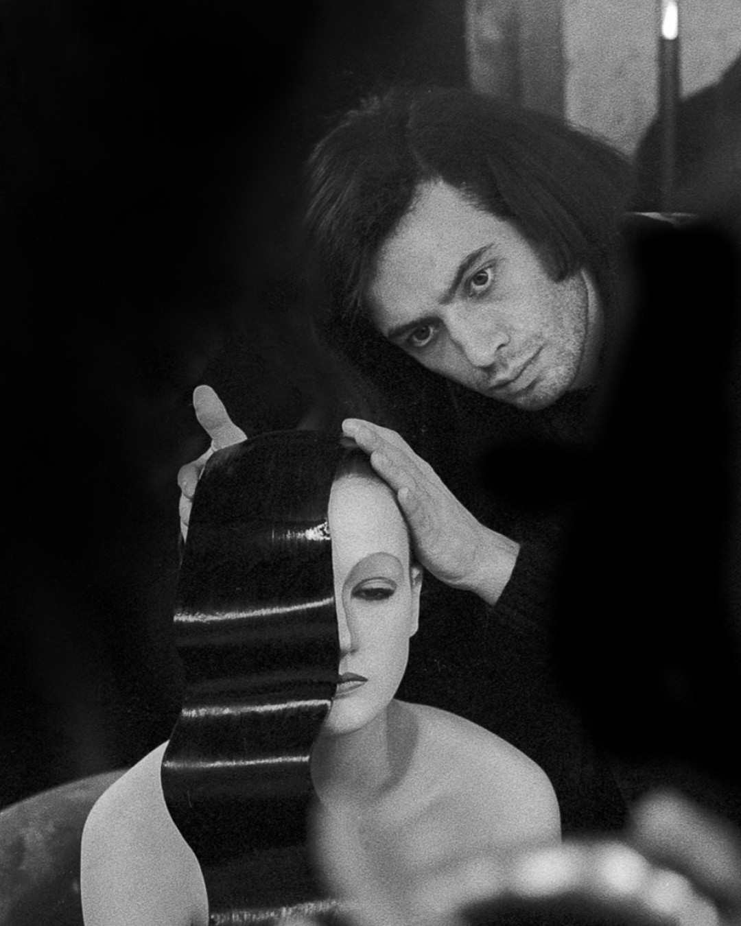 才華洋溢的Serge Lutens，創作出一個又一個讓人驚嘆的造型及攝影作品，奠定獨樹一幟的「美與藝術」。