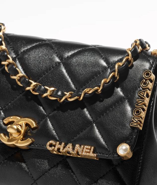翻蓋邊沿加入「Chanel」及「Monca」的手袋飾夾。