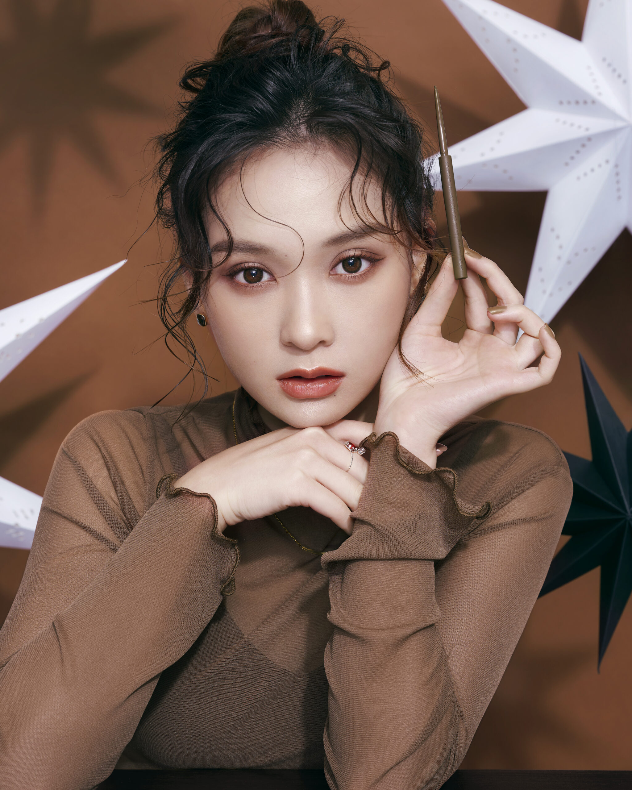 暖啡色調的啞緻焦糖拿鐵妝增添幾分溫柔氣質,非常有親和力。