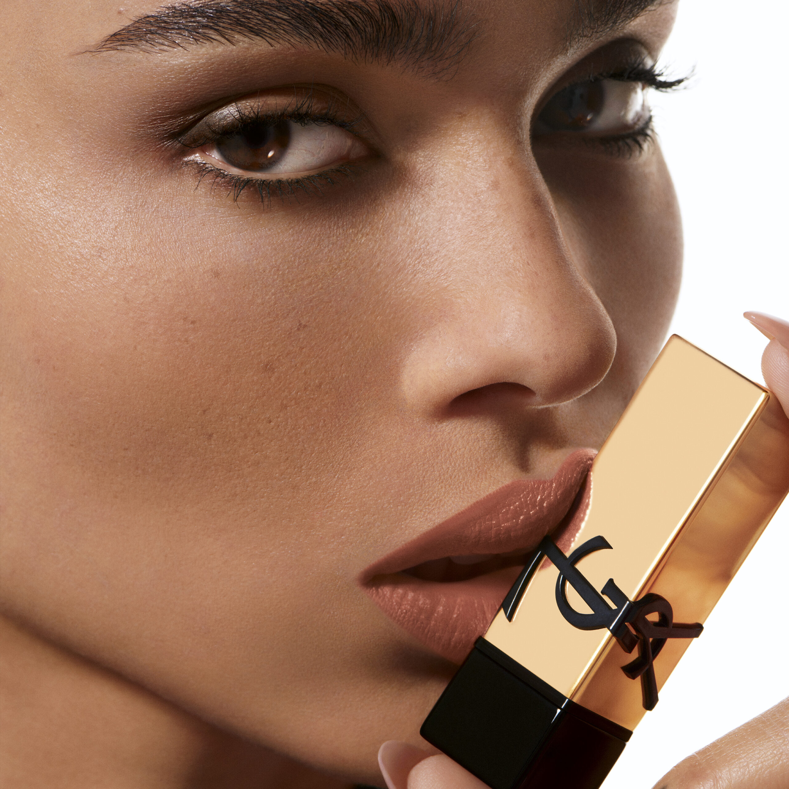 YSL Beauté絶色唇膏皇牌色號之一的NU MUSE杏桃裸茶色號上嘴