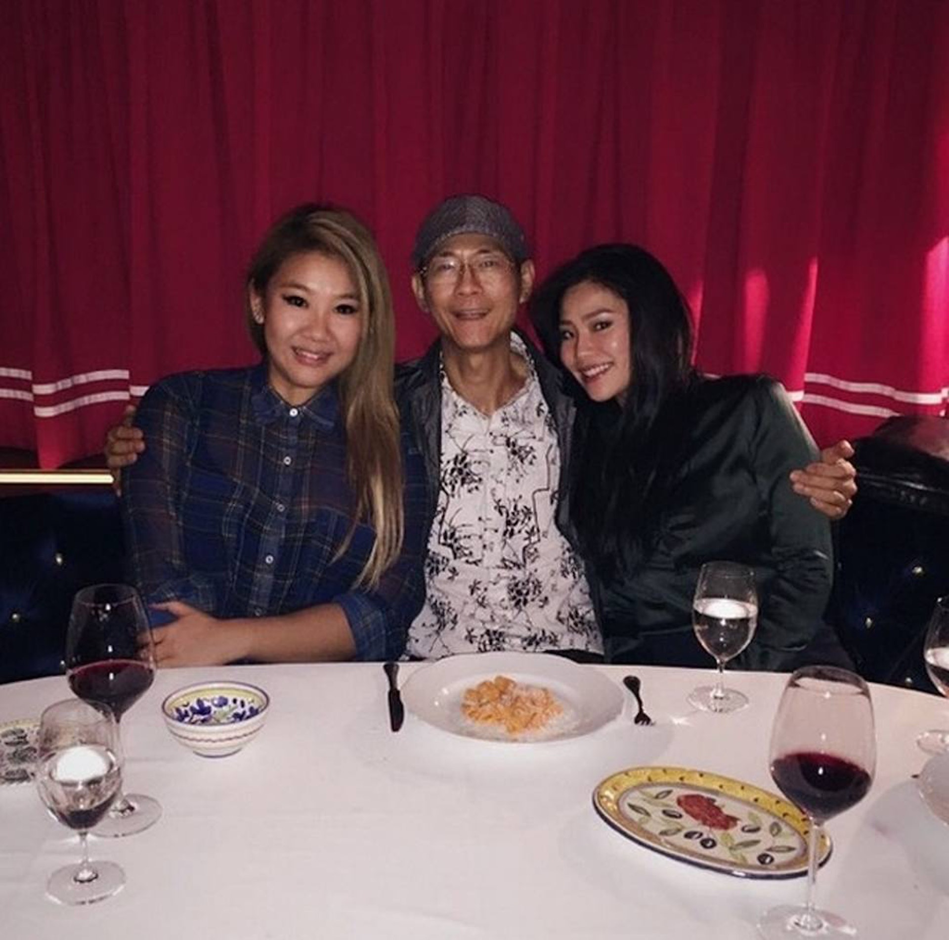 鄭欣宜與鄭詠恩一齊為鄭少秋慶祝生日。