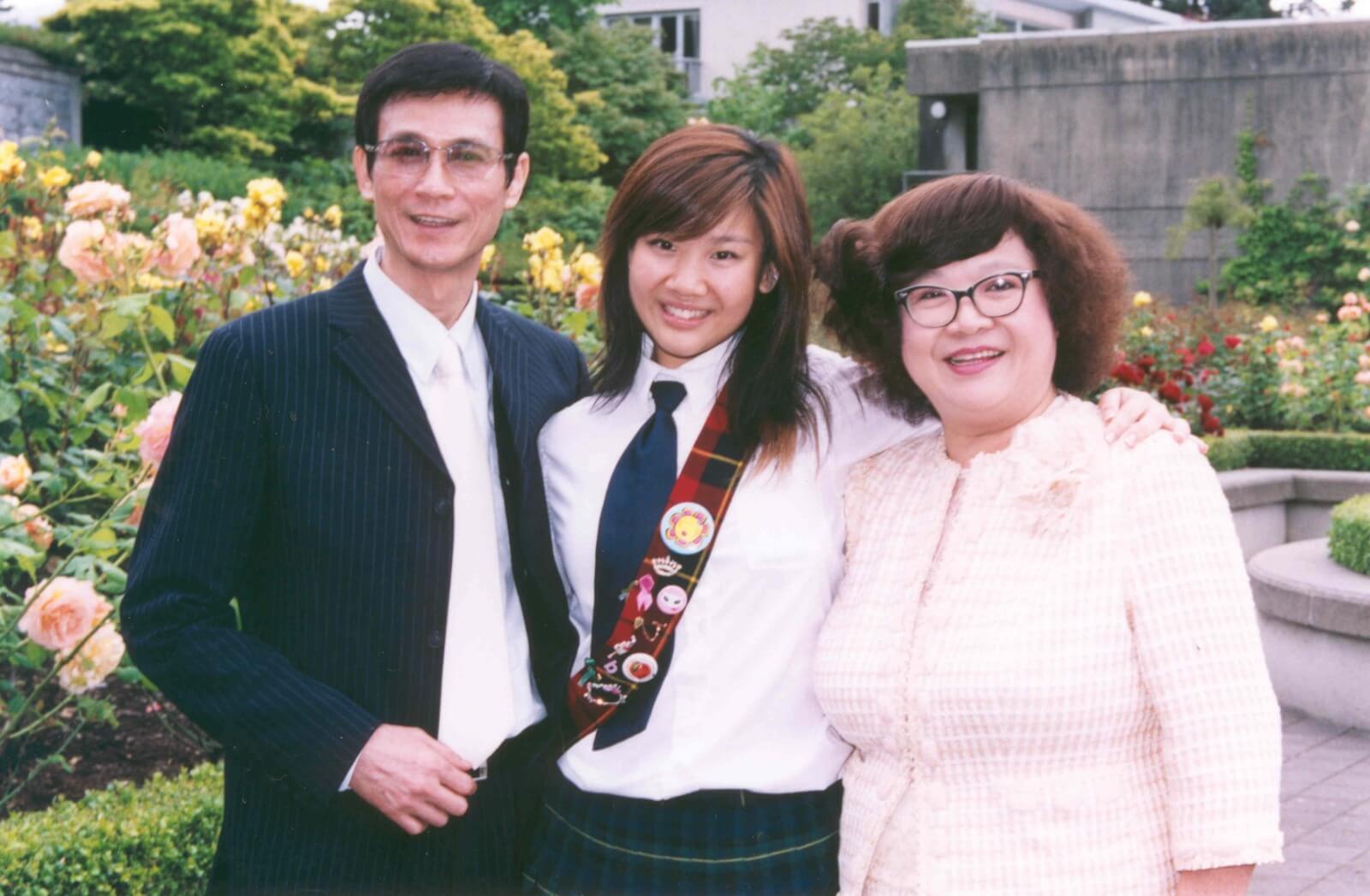 肥姐從來沒有在鄭欣宜面前說過鄭少秋半句壞話，反而教導女兒要尊重爸爸，因此欣宜從不怨父。