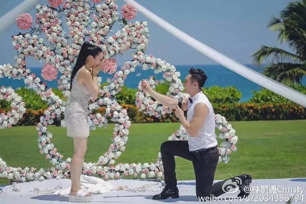 打造一個浪漫的花海場景,是許多女生夢寐以求的求婚方式。