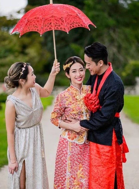 伴娘需要貼身侍候新娘。