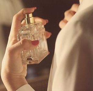 在噴香水時，我們常習慣將香水噴在手腕上。