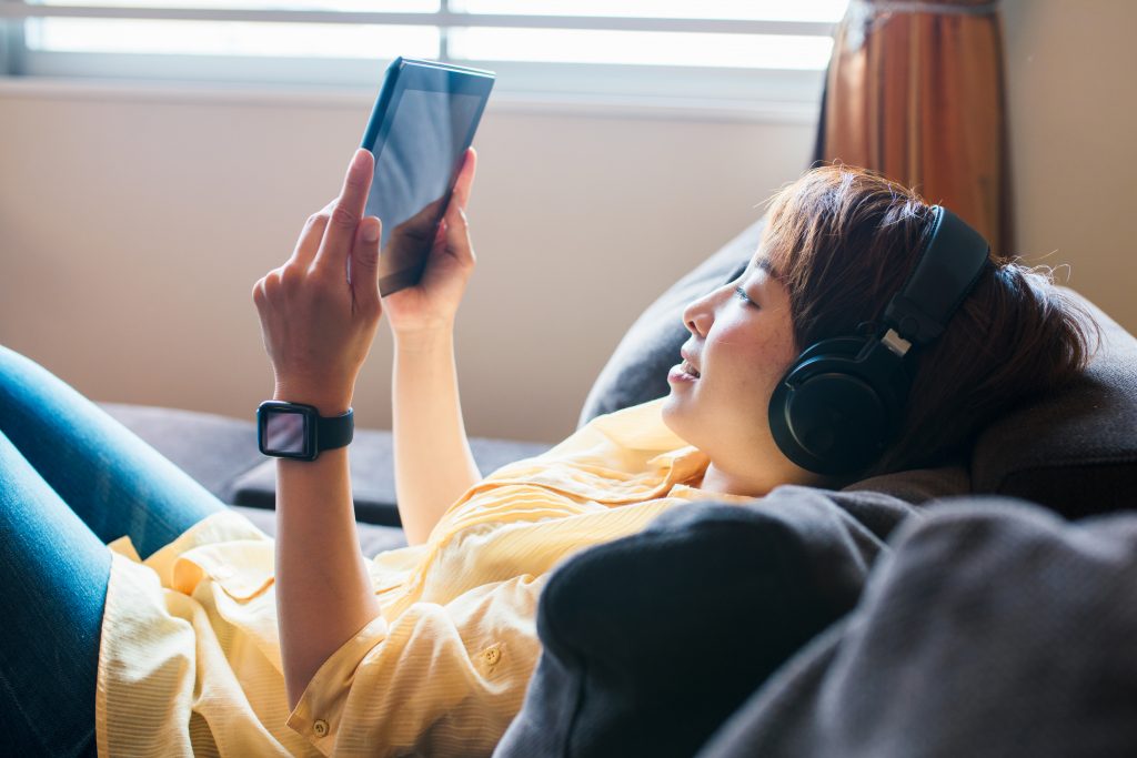 將時間放在玩手機，最終會導致我們少了與人交流的機會，慢慢變成社恐。