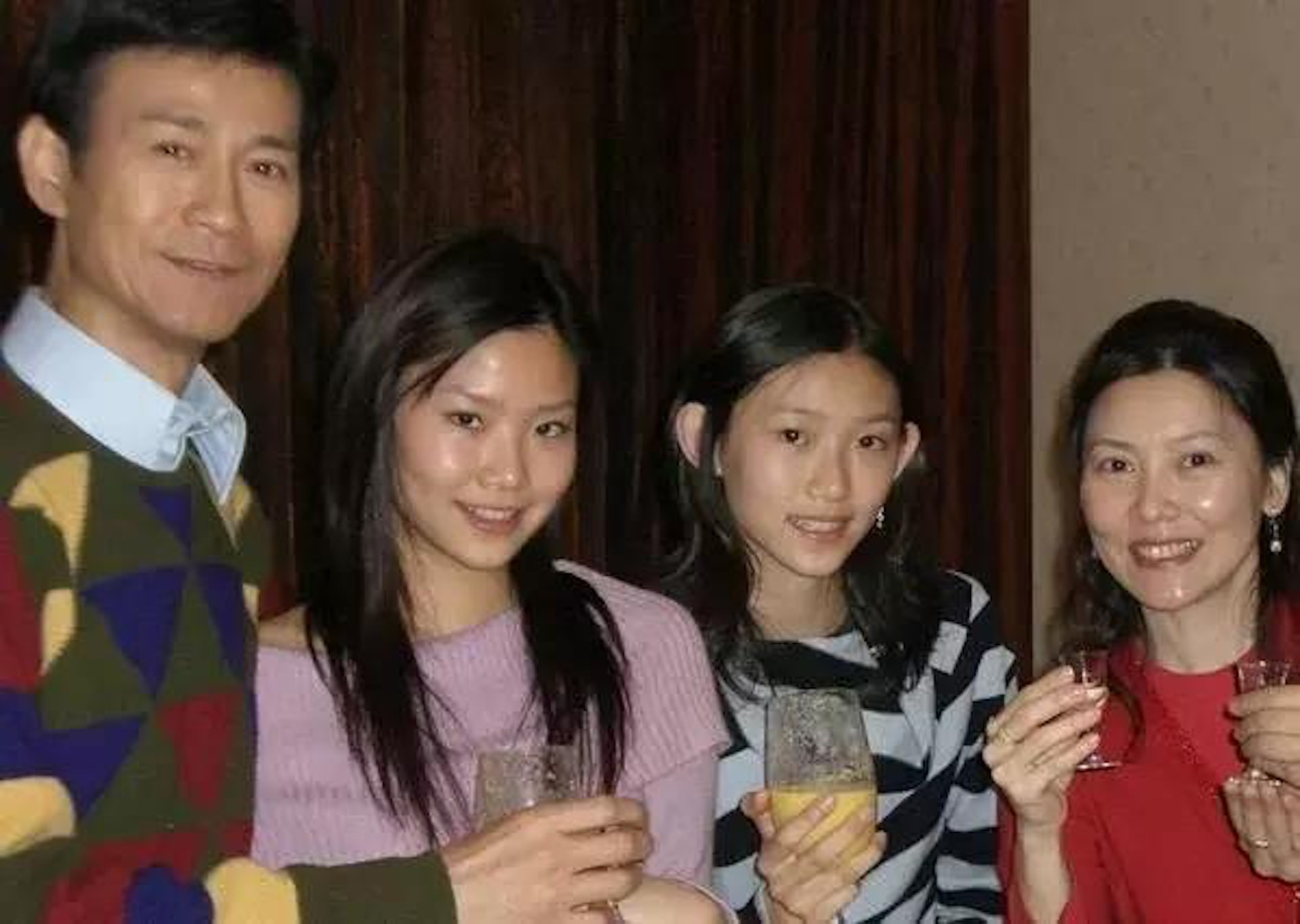 鄭少秋與肥姐離婚不久，便與官晶華結婚，並育有2個女兒鄭詠恩、鄭詠曦。