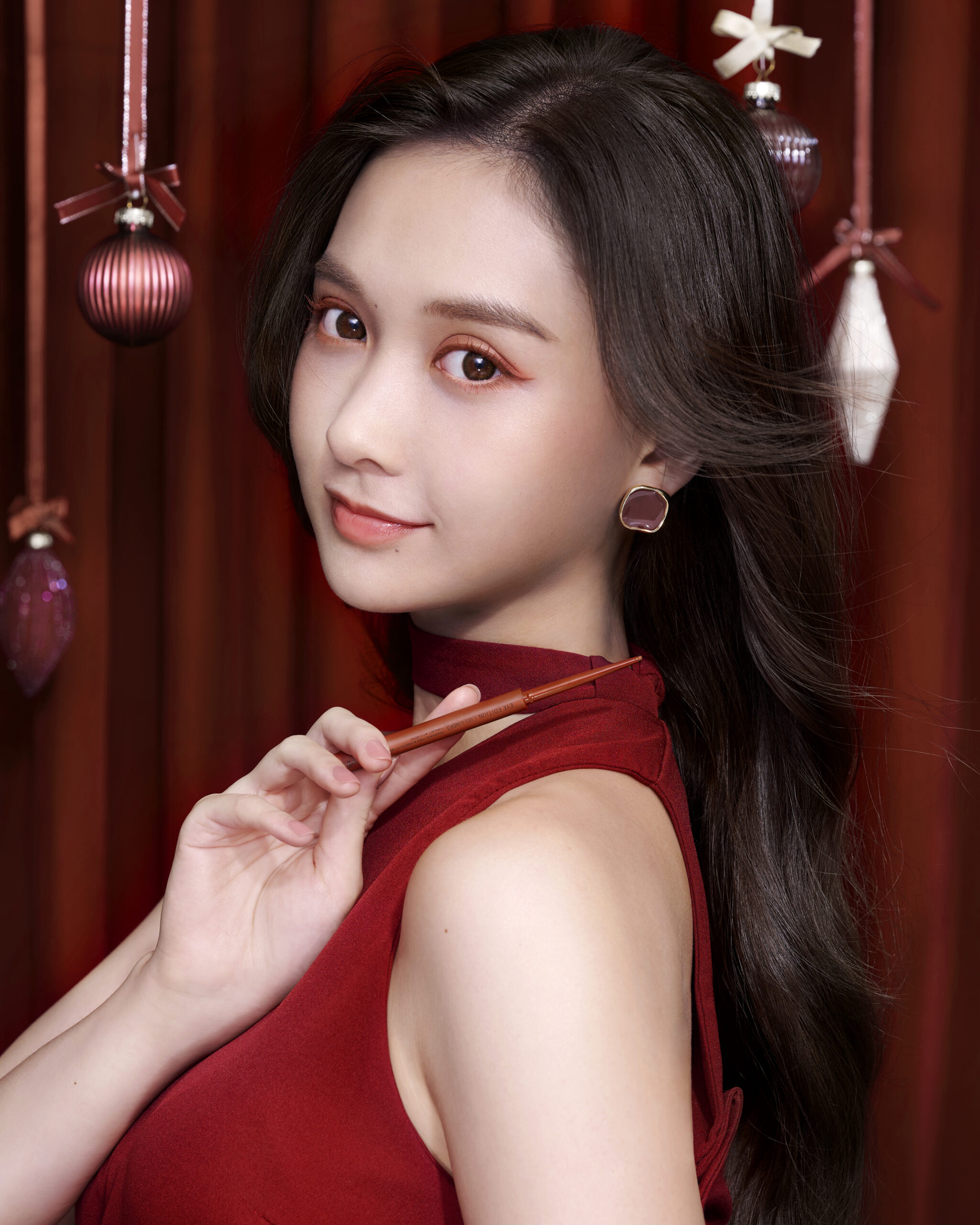 以高貴酒紅色為主調的紅絲絨派對妝,突顯浪漫嫵媚感。