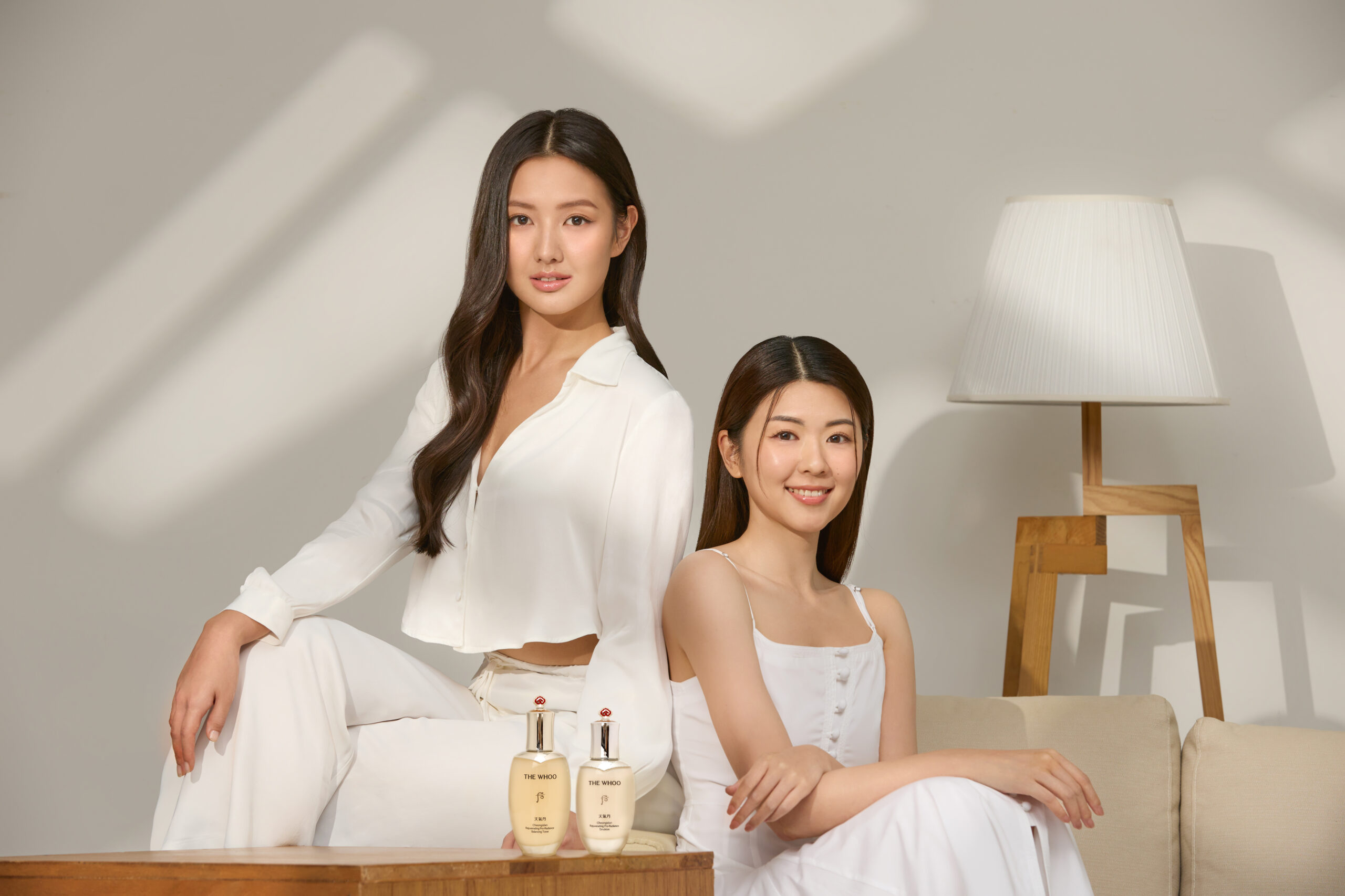 Mandy與Hillary的肌膚不論任何時候都綻放光芒。