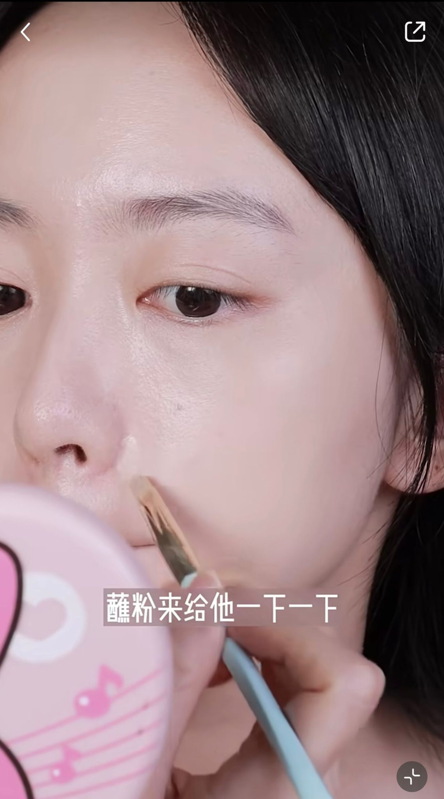 容易出油位置如嘴角、鼻頭等，可以用遮瑕掃少量多次地蘸上粉底液填補瑕疵。