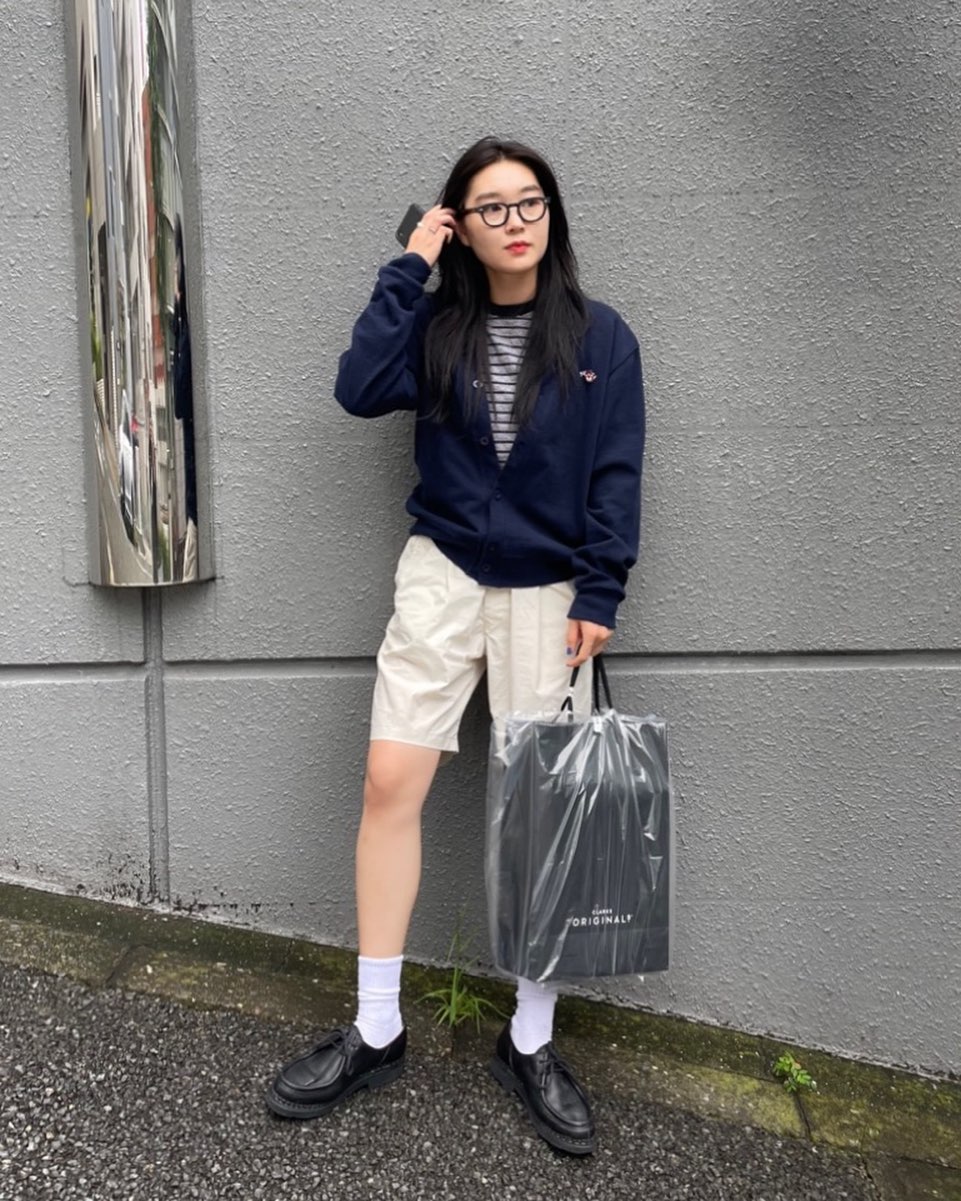 簡約而舒適的穿搭風格。