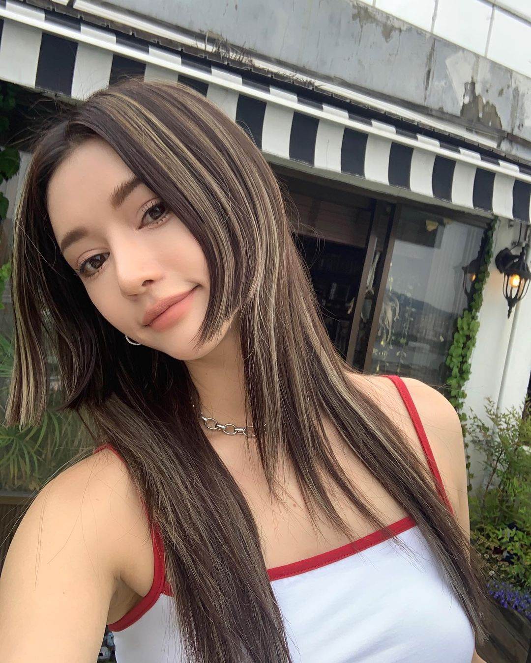 奶茶米金色線條染。