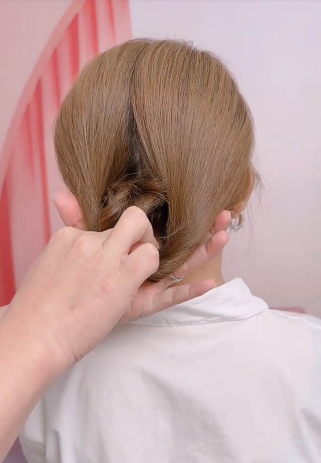 馬尾大致塞好後，用手把露出來的髮絲一一塞進洞裡。