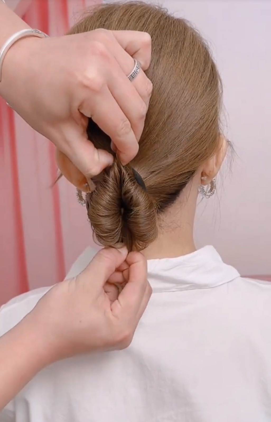 將整齊的丸子頭輕輕往外拉鬆。