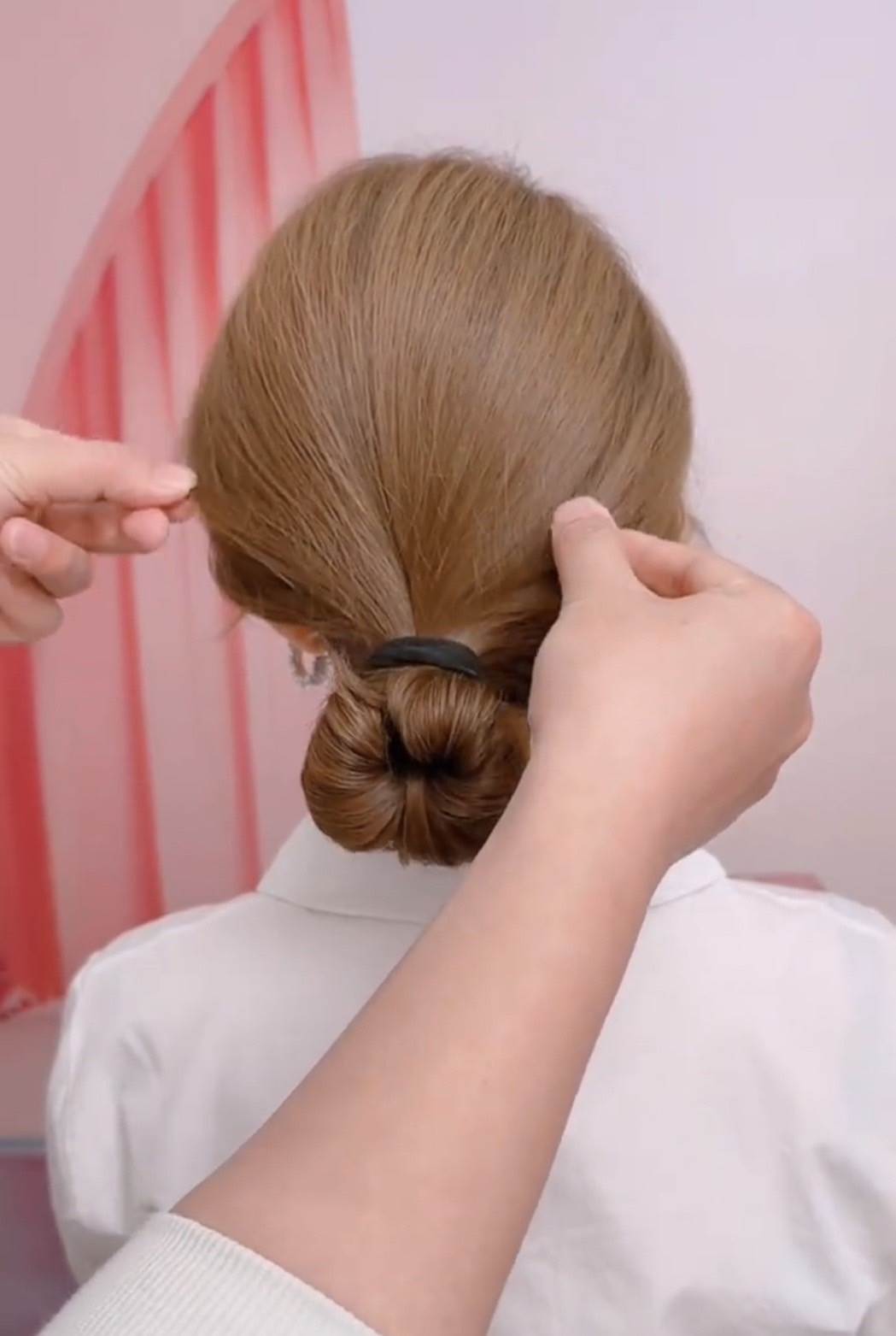 將後腦的髮絲輕輕拉鬆。