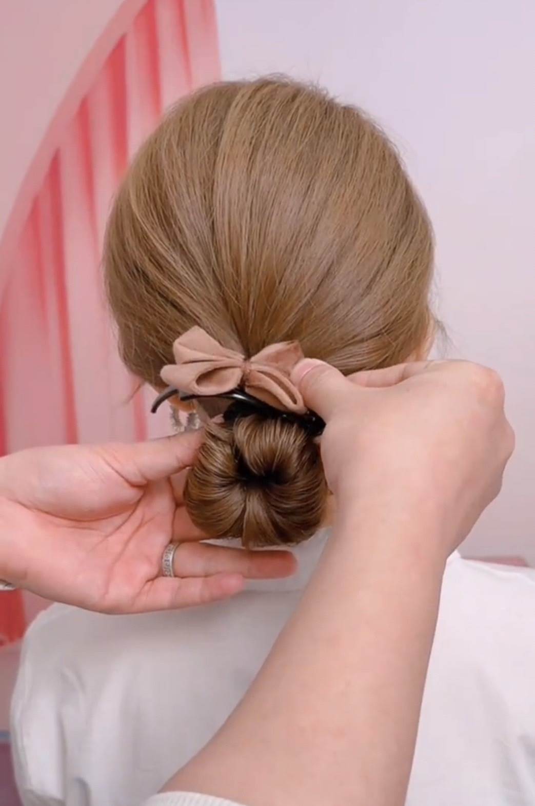 在髮圈處夾上喜歡的髮夾，低丸子頭完成了！