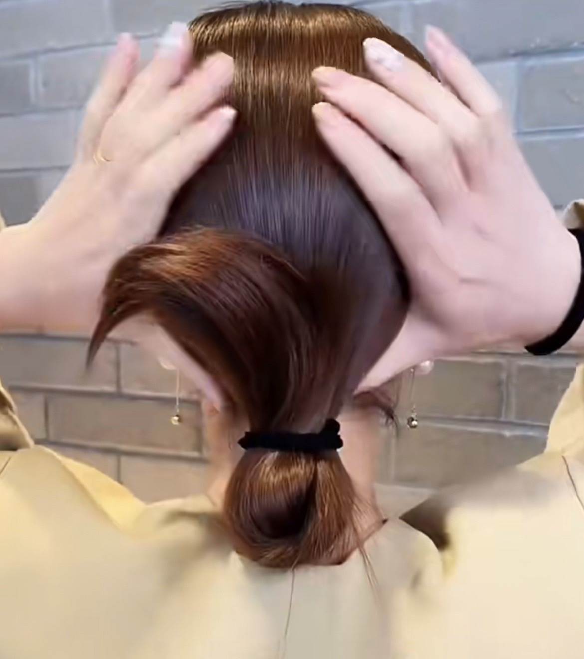 若頭髮較長的女生，可以先將馬尾向上對折成一個小髮髻。